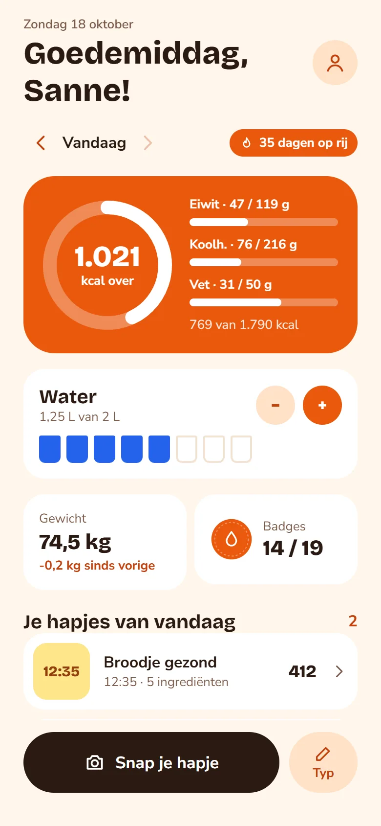 Schermafbeelding van de app: dagoverzicht met nog 1.021 kcal over, eiwit, koolhydraten en vet, een streak van 35 dagen, water, gewicht en badges